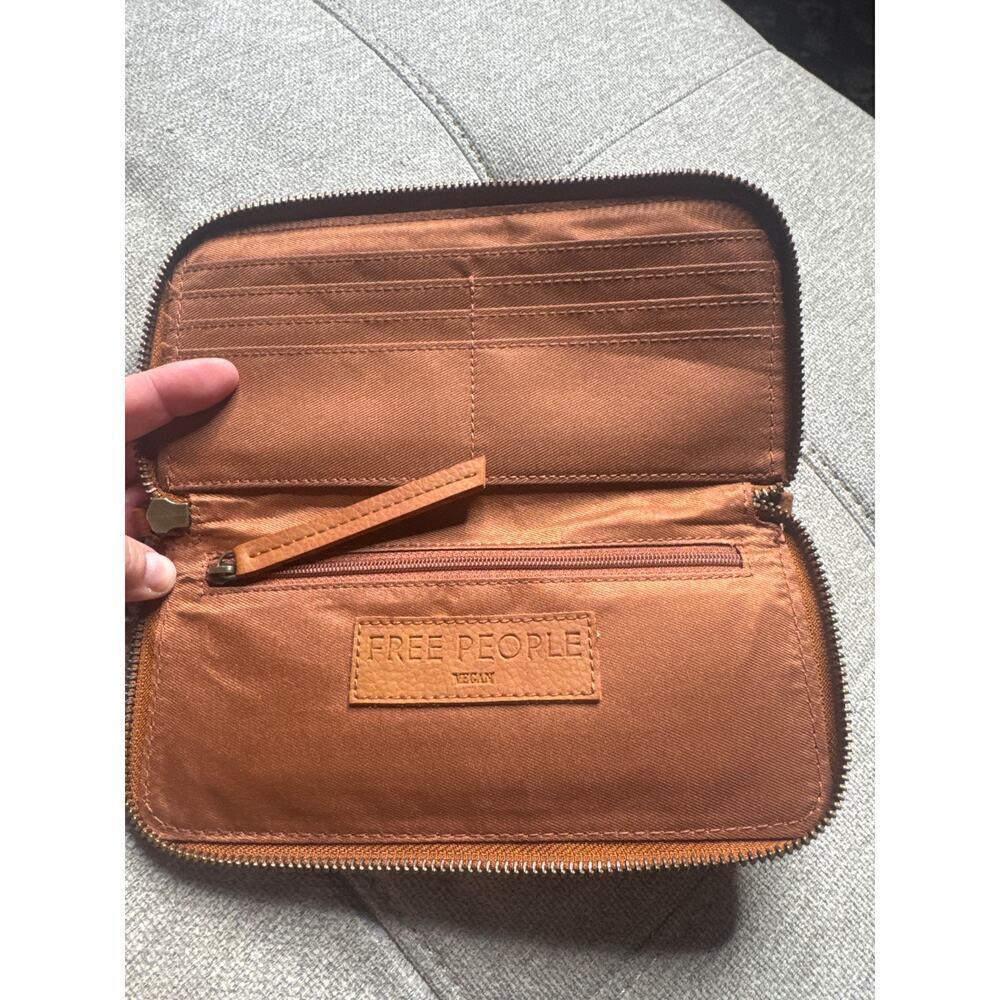 Free People Vegan Brown Leather Wallet Wristlet – NWT – 100% Recycled Material - Picture 5 of 8